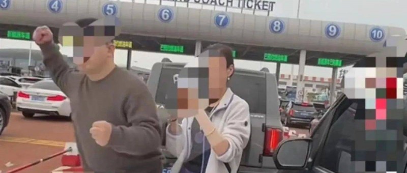 奔馳車(chē)主砸富貴，奇瑞趕緊端盆接