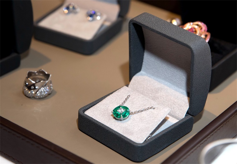 股價腰斬！昔日深圳珠寶第一股*ST愛迪拉響退市警報