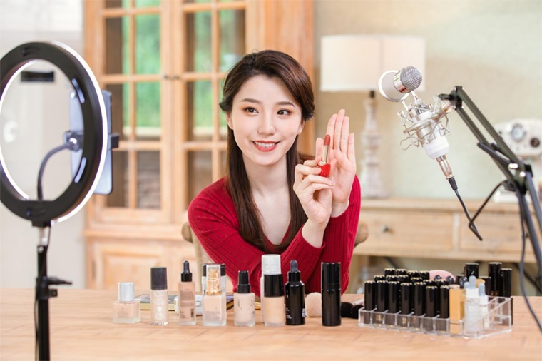 沒(méi)有思想內(nèi)核的網(wǎng)紅也能賺錢(qián)嗎？人大新聞學(xué)院講師 網(wǎng)紅經(jīng)濟(jì)就像買(mǎi)彩票，這個(gè)行業(yè)還不成熟