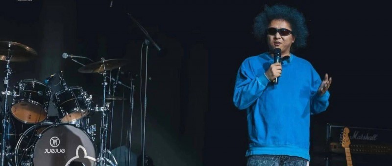 脫口秀演員黑燈講笑話，我笑了是不尊重他嗎？