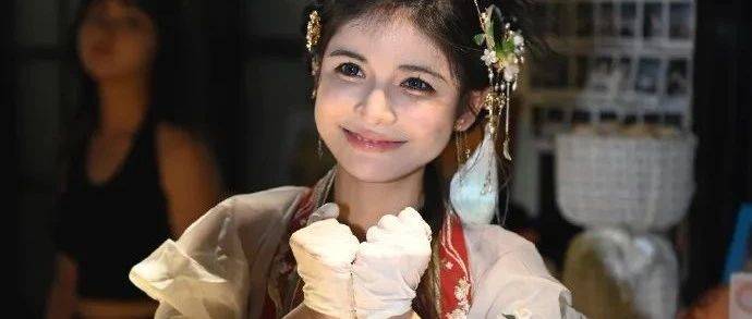 她被生父性侵多年，曾淪為大尺度百萬(wàn)網(wǎng)紅，如今靠攤煎餅重生