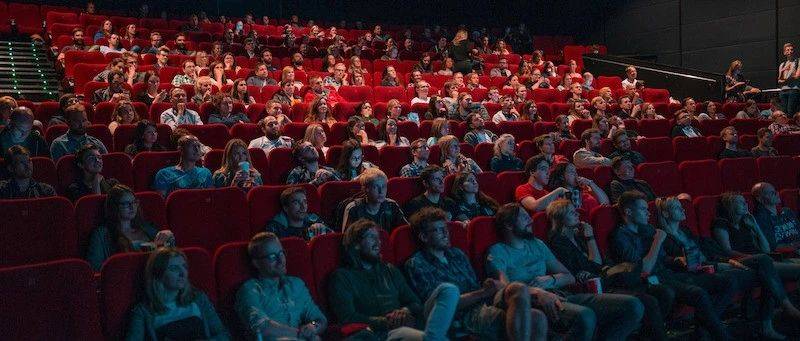 電影院「副業(yè)」進(jìn)擊 映前廣告大降價(jià)、遍地都是按摩椅