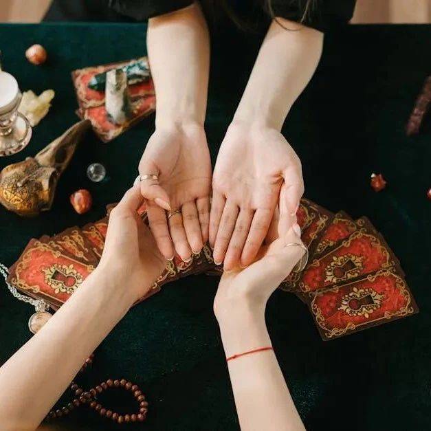 經(jīng)濟遇冷，玄學(xué)愈熱，割起韭菜來有多狠？