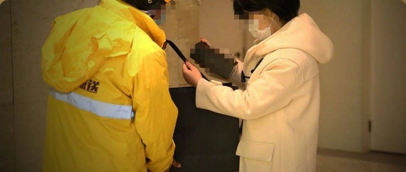 美團騎手海底撈式帶娃刷屏，真相太意外了！