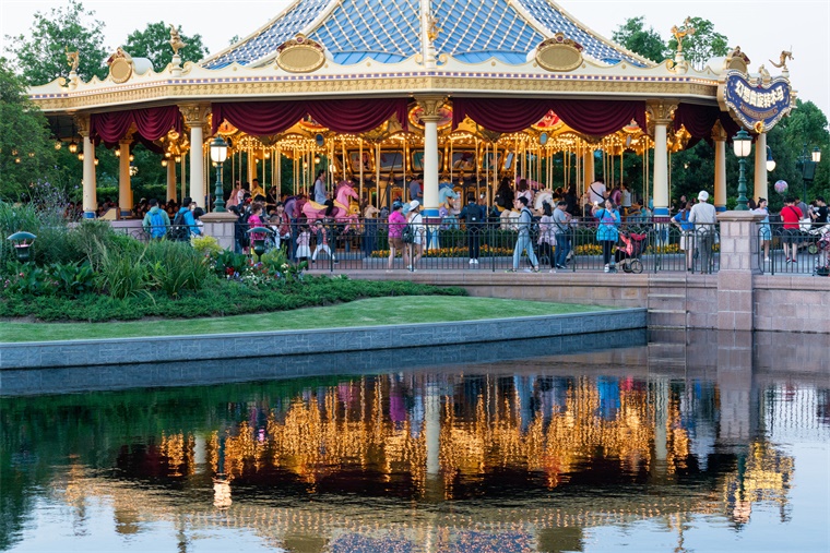 上海迪士尼暑期門票飆至719元，年輕人凌晨三點排長隊買毛絨玩具，網(wǎng)友 還可以再漲一點