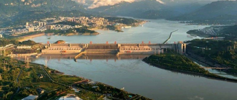 當(dāng)長江電力估值超越茅臺(tái) 周期股大抱團(tuán)，像極了2021年