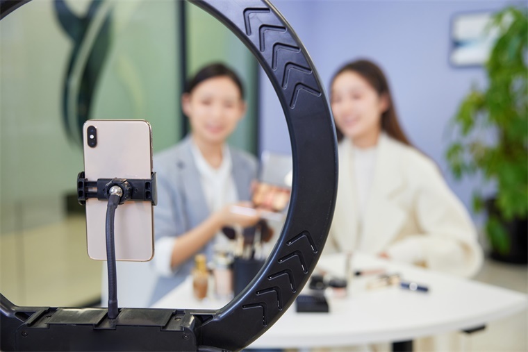 港股東方甄選年內(nèi)已累跌近60！俞敏洪關(guān)閉評論區(qū)，曾稱一年被謾罵次數(shù)比100輩子還多