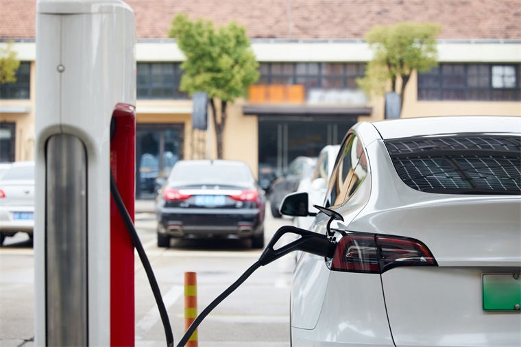電動(dòng)車正在顛覆燃油車！專家 電車中只有比亞迪理想賺到錢，但車企不做電動(dòng)車就沒有未來