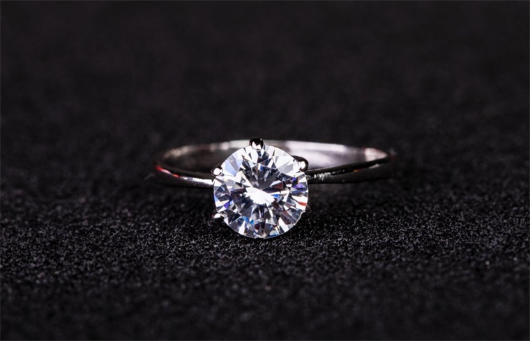 萬(wàn)元鉆戒白菜價(jià)！14000元的鉆戒如今價(jià)值不足200元，河南把價(jià)格打下來，革了全球天然鉆石的命