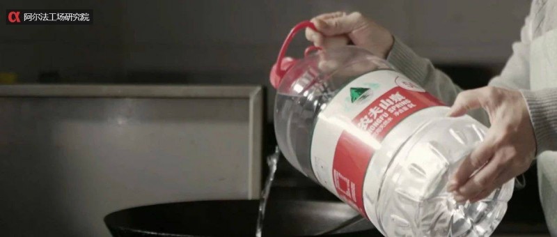 香港消委會(huì)暗示農(nóng)夫山泉或致癌，鐘睒睒朋友圈回 對(duì)手陰而狠