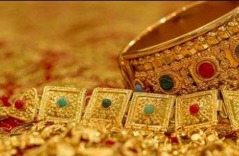 黃金越貴，金店越慘