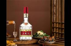 白酒的深V周期里，五糧液摸著茅臺(tái)過河