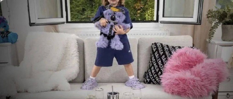 擦邊文具流入市場(chǎng)，比巴黎世家戀童門還離譜！