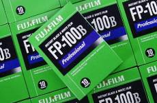 已經(jīng)停產(chǎn)的撕拉片相紙，被年輕人捧成紙中茅臺