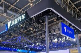 深藍汽車放不下車機廣告？