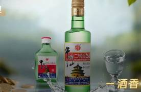 光瓶酒火了，牛欄山?jīng)隽耍? /></p><p>作者 | 李白玉</p><p>編輯 | 趣解商業(yè)&middot;酒香頻道</p><p>白酒市場雖然遇冷，但光瓶酒賽道卻迎來高速發(fā)展期。洋河、瀘州老窖、珍酒等頭部知名酒企紛紛推出光瓶酒產(chǎn)品；反觀昔日光瓶酒大王牛欄山，如今卻風(fēng)光難再。</p><p>近日，順鑫農(nóng)業(yè)（000860.SZ）披露的半年報(bào)顯示，定價(jià)在10元以下/500ml，以陳釀、傳統(tǒng)二鍋頭為代表的公司主流產(chǎn)品低檔酒，上半年?duì)I收同比下降25.41%，為降幅最大的品類；主力產(chǎn)品白牛二上半年銷量同比降33.05%，庫存量同比暴增652.13%，終端動(dòng)銷不暢問題嚴(yán)峻。</p><p>面對行業(yè)轉(zhuǎn)型與周期波動(dòng)的雙重考驗(yàn)，順鑫農(nóng)業(yè)眼下的日子不好過。</p><h1>&nbsp;01.白牛二遇冷<p>順鑫農(nóng)業(yè)半年報(bào)數(shù)據(jù)顯示，今年上半年實(shí)現(xiàn)營收45.93億元，同比下降19.24%；歸母凈利潤1.73億元，同比驟降59.09%。在A股20家白酒上市公司中，順鑫農(nóng)業(yè)上半年利潤降幅位居第三。</p><p>作為公司核心業(yè)務(wù)的白酒板塊，上半年?duì)I業(yè)收入36.06億元，同比下滑23.25%，收入占比也從上年同期的82.61%降至78.51%。豬肉業(yè)務(wù)實(shí)現(xiàn)收入7.82億元，與上年基本持平；不過，豬肉業(yè)務(wù)的毛利率已經(jīng)降到了0.01%，同比下滑2.52%，利潤空間微乎其微。</p><p>對于這份雙降的成績單，順鑫農(nóng)業(yè)管理層在投資者交流會(huì)中作出解釋，稱因報(bào)告期內(nèi)白酒行業(yè)深度調(diào)整，公司白酒板塊承壓，白酒產(chǎn)品銷售量同比減少，影響了整體營收和利潤水平；而豬肉業(yè)務(wù)得益于落實(shí)樹品牌、抓兩端、控中間發(fā)展思路，在報(bào)告期內(nèi)總體減虧。</p><p><p align=