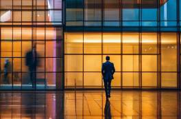 千萬元行賄案曝光，鄧莎丈夫從巨虧公司緊急撤退？